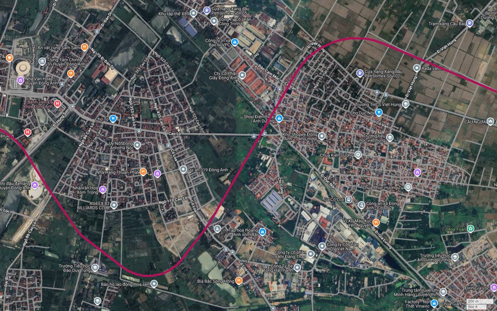 Nhánh lên đông bắc của vòng cung Uy Nỗ trên tuyến metro số 18, phía đông là bãi ray và nhãn Ga Cổ Loa của đường sắt quốc gia